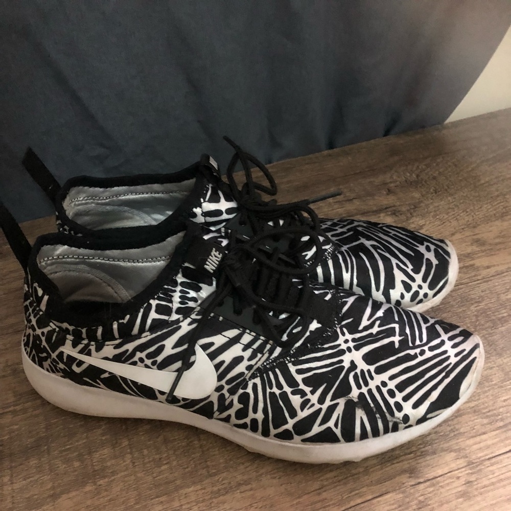 Women’s Nike sneakers. Size 10
